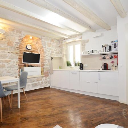 Pisinium Apartment 罗维尼 外观 照片